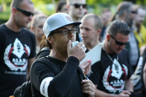 Heribert Eisenhardt, AfD-Vorstandsmitglied im Kreisverband Lichtenberg, neben neonazistischen Hools bei Bärgida am 15. Juni 2015. Im nächsten Moment skandieren sie gemeinsam einen Neonazi-Slogan. (c) apabiz