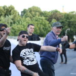 Nazi-Hools (mit Unterstützung) bedrohen Gegendemonstrant_innen beim Bärgida-Aufmarsch am 15. Juni 2015. (c) apabiz