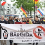 Bärgida am 8. Juni 2015: Heribert Eisenhardt am Bärgida-Banner und Sebastian Schmidtke mittig im Hintergrund  am roten NPD-Banner.(c) apabiz