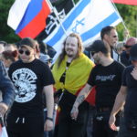 Neonazistischer Hooligan mit NS-verherrlichendem "Werwolf Europa"-Shirt vor einer Israel-Flagge beim Bärgida-Aufmarsch am 15. Juni 2015. (c) apabiz