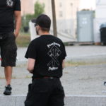 Rückseite des neonazistischen "Werwolf Europa"-Shirts mit dem Aufdruck "Freedom Fighter" und zwei gekreuzten Stielgranaten am 15. Juni bei Bärgida. (c) apabiz